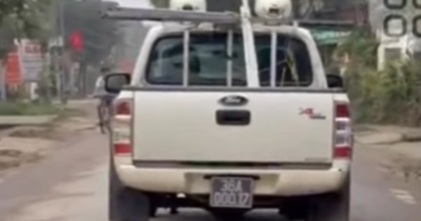 Ô tô biển xanh bị phạt 38 triệu đồng sau phản ánh của người dân
