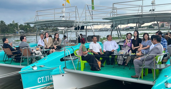 CLIP: Du khách chi tiêu quá thấp, Cần Thơ họp trên tàu tìm giải pháp tháo gỡ