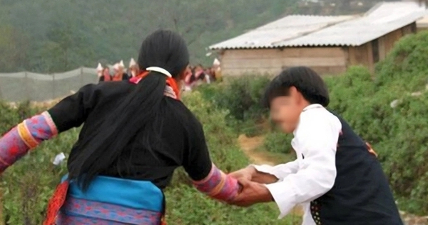 Hai nữ sinh lớp 8 bị “bắt" về làm vợ trong đêm