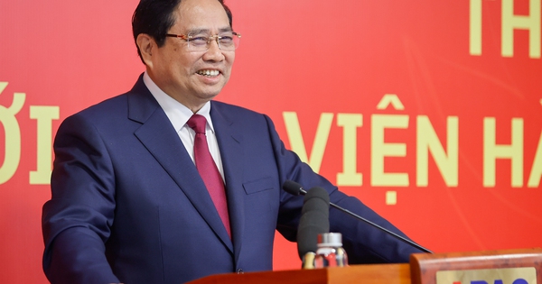 Thủ tướng: Năng lực quản trị là "đầu tàu", đội ngũ cán bộ là "người cầm lái"