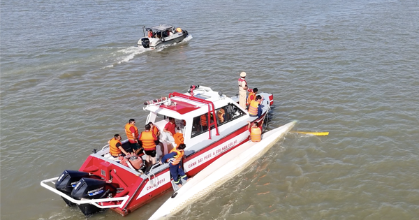 Lật thuyền đua, 12 vận động viên rơi xuống sông Đồng Nai