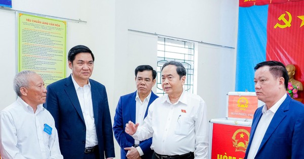 Chủ tịch Quốc hội kiểm tra công tác chuẩn bị bầu cử tại Nghệ An