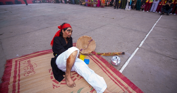 4 giờ sáng, cả làng í ới gọi nhau ra đình xem diễn trò