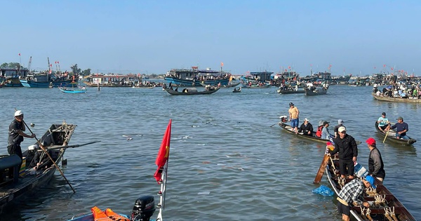 Giải đua ghe bị hủy vì chìm thuyền khiến 2 mẹ con tử vong