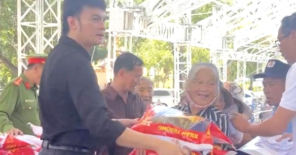 NSƯT Kim Tiểu Long trao 10 tấn gạo và quà tặng nông dân nghèo tại Lâm Đồng
