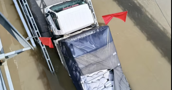 Xe tải chở gạo làm sập cầu ở Cần Thơ