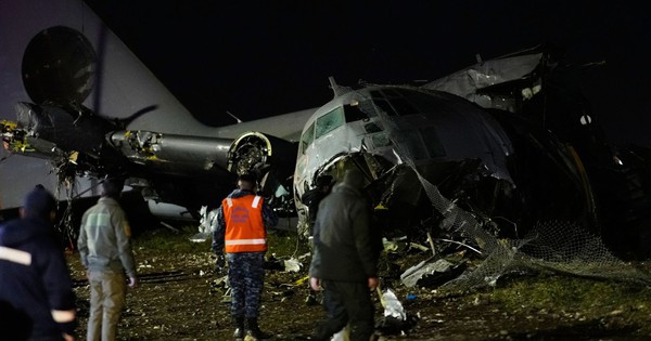 Máy bay chở tiền lao ra đường, hàng chục người thương vong ở Bolivia