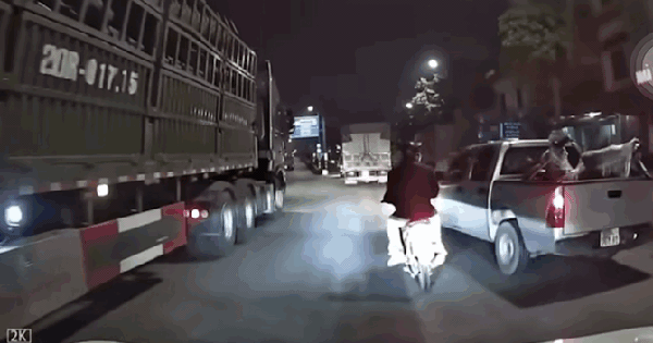 Công an xác minh clip ô tô bán tải nghi cố tình "tạt đầu" chèn ngã người đi xe máy chở trẻ em