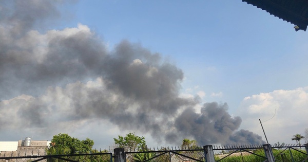 Cháy lớn kho chứa nệm ở TPHCM