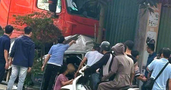 Xe đầu kéo va chạm ô tô con rồi lao lên vỉa hè tông chết người ngồi bên đường