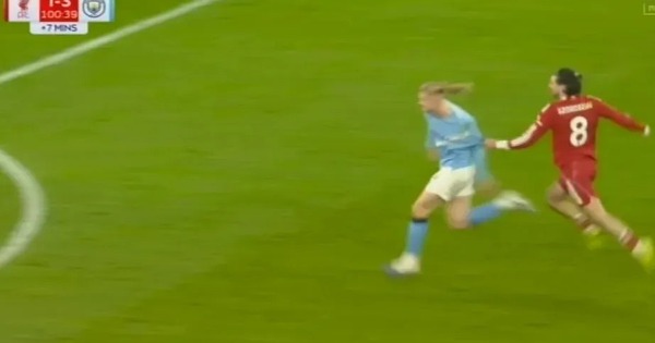 VAR “giết chết” khoảnh khắc thế kỷ ở Anfield