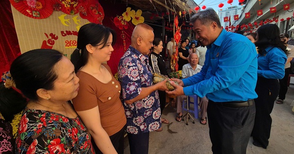 Mang Tết ấm đến lao động khó khăn