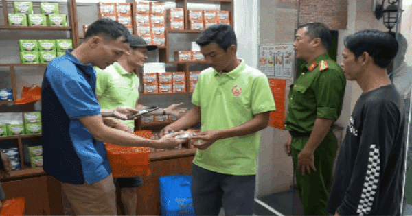 VIDEO: Pháo hoa  Z121  “cháy hàng” dịp Tết