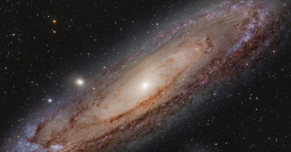 "Quái vật Tiên Nữ" lao về phía Trái Đất vì lý do bất ngờ