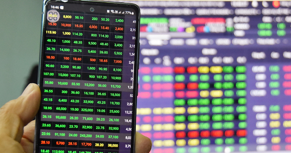 Nhiều nhà đầu tư phân vân có nên bán hết chứng khoán để nghỉ Tết?