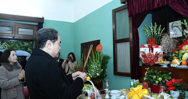 Chủ tịch Quốc hội Trần Thanh Mẫn dâng hương tưởng nhớ Chủ tịch Hồ Chí Minh tại Nhà 67