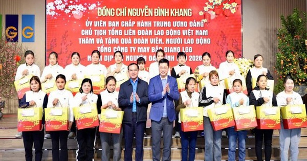 Chủ tịch Tổng LĐLĐ Việt Nam trao gần 400 xuất quà tới công nhân khó khăn tỉnh Bắc Ninh