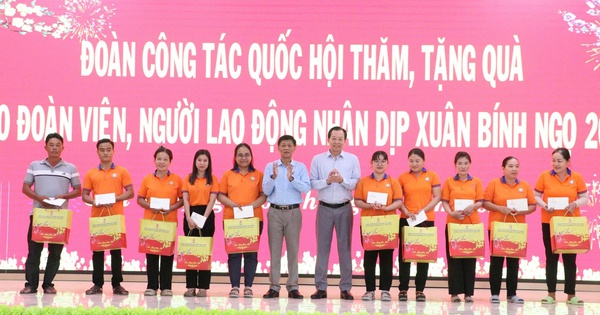 Cần Thơ: Mang Tết đến đoàn viên, người lao động