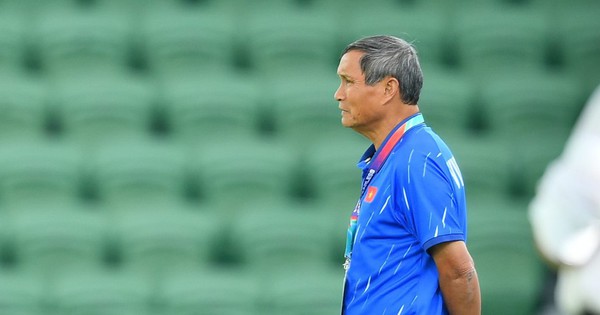 HLV Mai Đức Chung nói "thắng - thua là bình thường" và xin rút lui sau giải