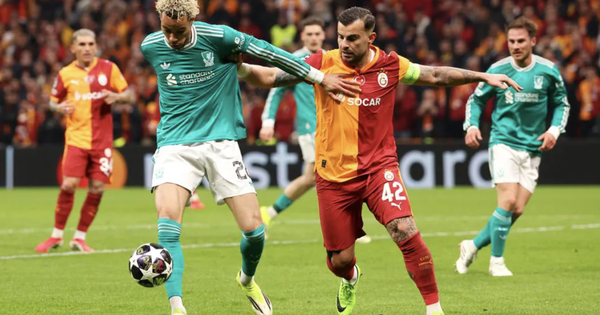 Liverpool lại thua sốc ở Thổ Nhĩ Kỳ, Galatasaray bay bổng với "Super Mario"