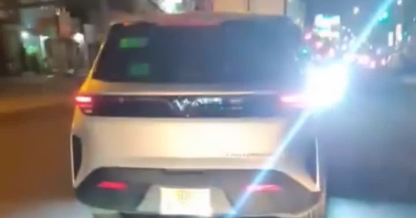 TPHCM: Xử lý tài xế tự ý gắn thêm đèn ô tô gây chói mắt người khác