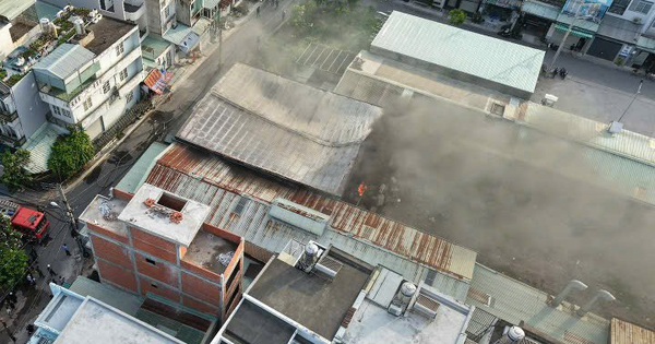 Cháy kho hàng ở TPHCM, cảnh sát PCCC chia ra nhiều hướng dập lửa