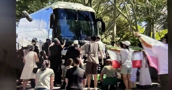 Xe chở tuyển nữ Iran bị NHM chặn khi rời khách sạn, sau vụ 5 người xin tị nạn ở Úc