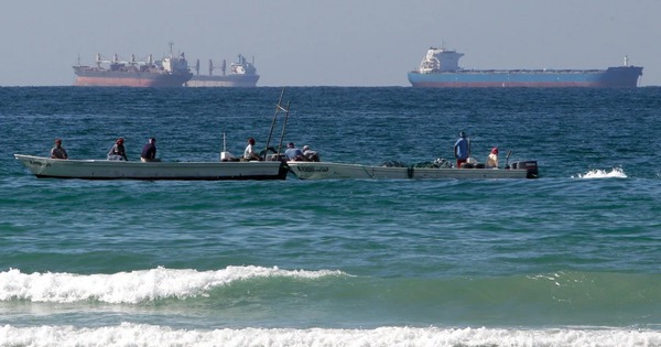 Iran tuyên bố "không 1 lít dầu nào" qua được Hormuz nếu Mỹ - Israel còn tấn công