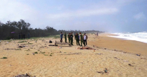 Phát hiện 2 thi thể nam giới trôi dạt vào bờ biển Quảng Ngãi