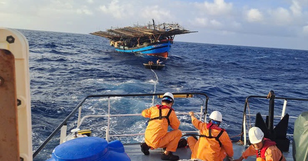 Tàu hải quân xuất phát cứu nạn 36 ngư dân tàu cá Quảng Ngãi trôi dạt trên biển