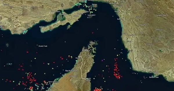 Tàu hàng liên tiếp bốc cháy ở eo biển Hormuz