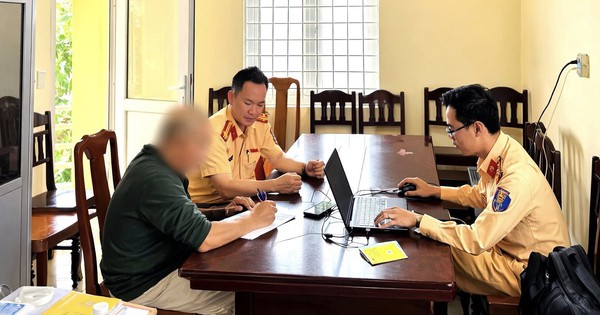 Tài xế ô tô bật đèn cảnh báo, nhiều lần “khóa lối” xe phía sau bị phạt 5 triệu đồng