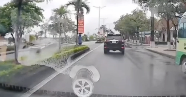 CLIP: Ô tô bật đèn cảnh báo nhưng nhiều lần "khóa lối" xe phía sau