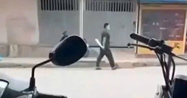 Bất ngờ lao vào chém trọng thương người uống cà phê rồi cầm dao "đi dạo" trên đường