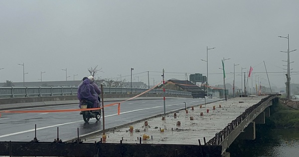 Cầu ở Huế đã thông xe, nhà thầu vẫn chưa lắp lan can như cam kết