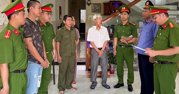 Bắt tạm giam người cầm 2 con dao làm loạn quán cà phê ở Đà Nẵng