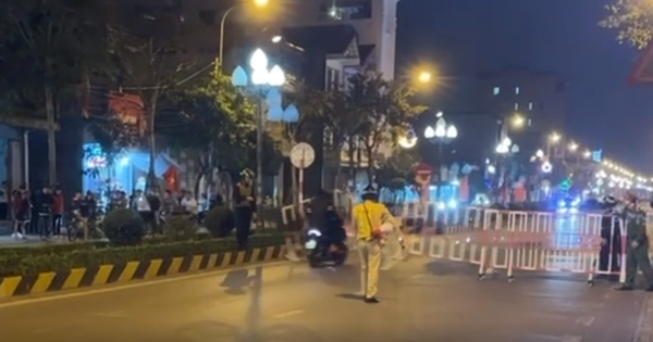 Nhóm thanh thiếu niên lạng lách, đánh võng, lao xe vào tổ công tác và hàng rào chắn