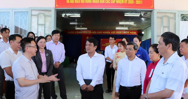 Lãnh đạo TPHCM kiểm tra các điểm bỏ phiếu bầu cử tại khu vực Bình Dương