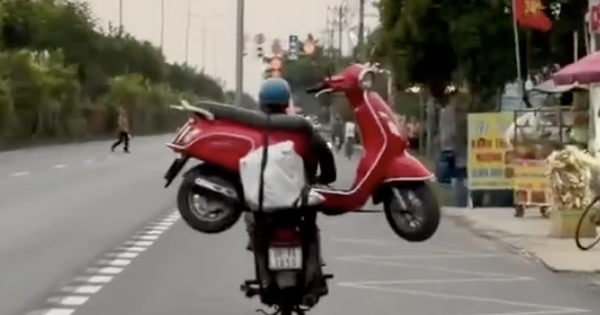 Truy tìm người đàn ông lái xe máy chở theo xe máy ở TPHCM