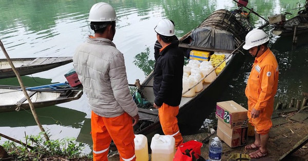 Công nhân điện lực vượt sông bảo đảm điện cho điểm bầu cử vùng sâu ở Quảng Trị