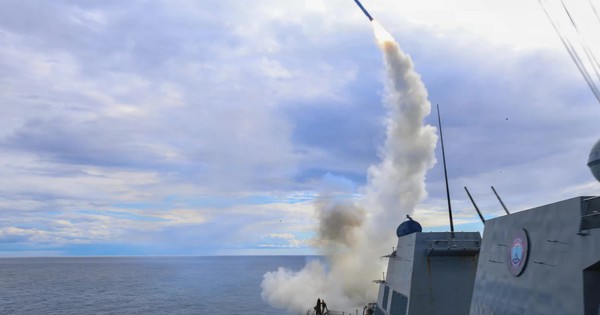 Ông Donald Trump tuyên bố phá hủy hoàn toàn 10 tàu rải mìn Iran ở Hormuz