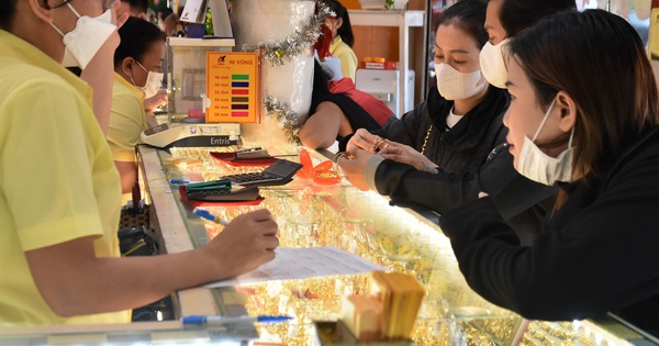 Giá vàng hôm nay, 12-3: Đảo chiều đi xuống