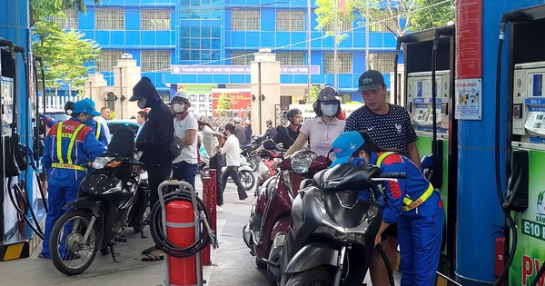 Giá xăng dầu giảm mạnh, có mặt hàng giảm gần 8.000 đồng/lít