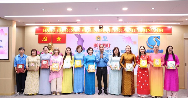 Giúp nữ nhân viên văn phòng làm đẹp