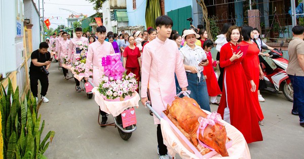 Chú rể mang 9 xe rùa chở sính lễ đi hỏi vợ