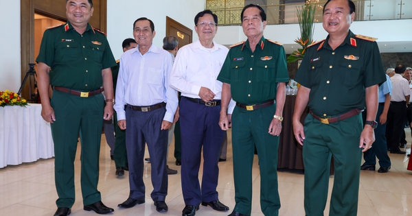 Quân khu 7 gặp mặt hơn 800 đại biểu cán bộ cao cấp quân đội đang nghỉ hưu, nghỉ công tác