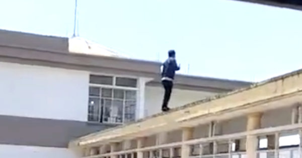 Người đàn ông rơi từ tầng cao bệnh viện sau cuộc điện thoại