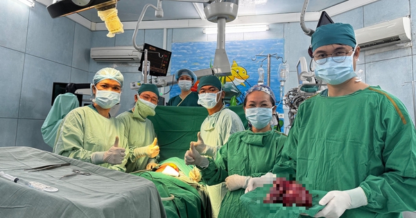 5 giờ phẫu thuật lấy khối u quái nặng 1,3 kg