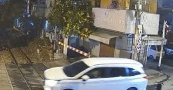 Cố tình băng qua barie đường sắt, tài xế ở TPHCM bị xử lý