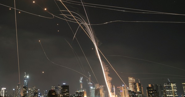 "Vòm Sắt" bất lực trước hỏa lực Iran, Hezbollah, Israel tính phương án mạnh tay?